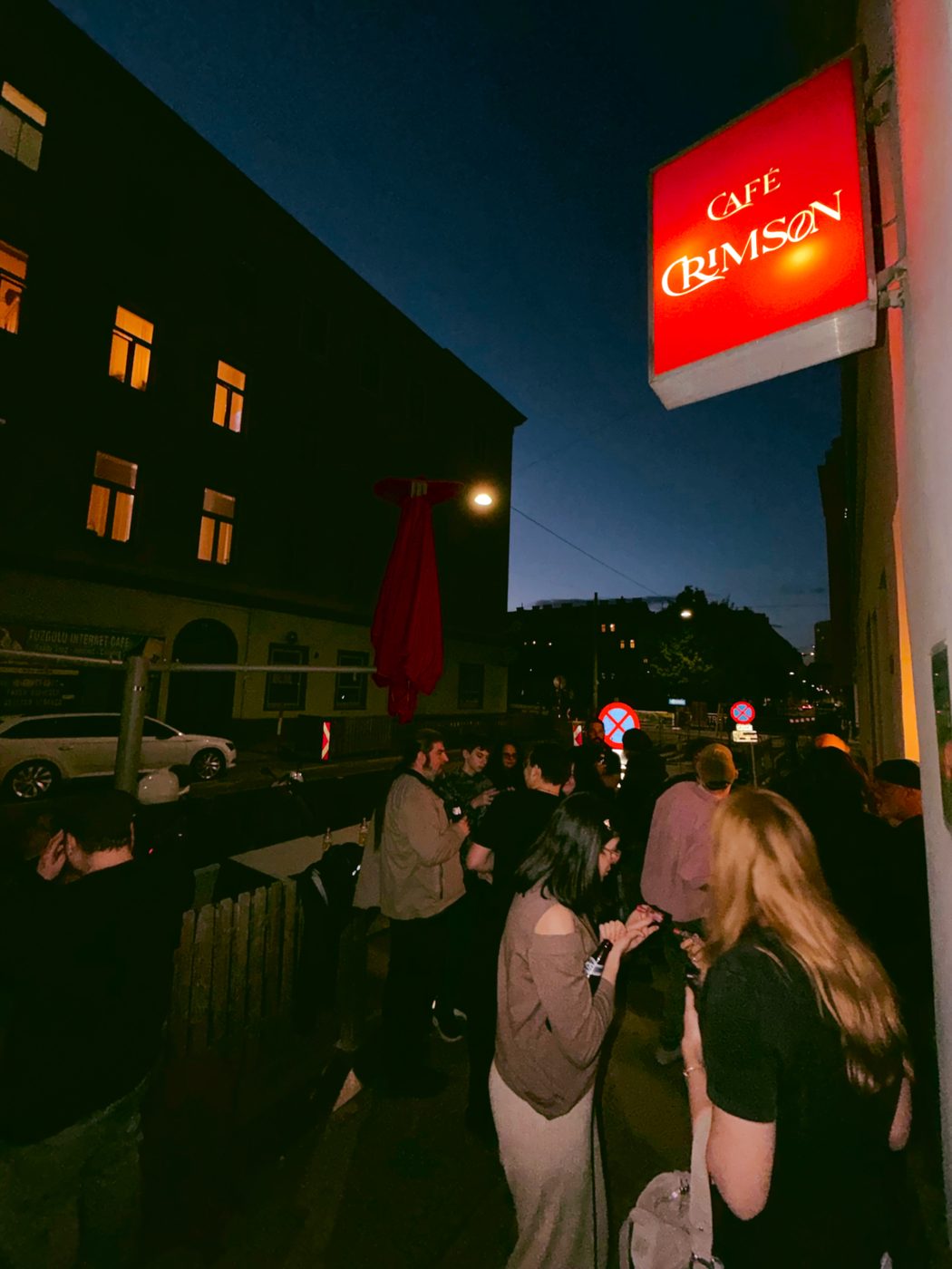Café Crimson Eingang bei Nacht