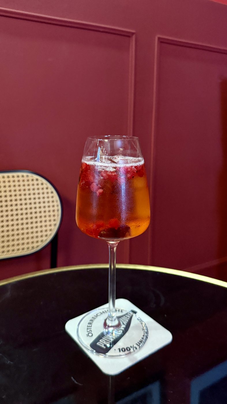 Cocktail am Fenstertisch